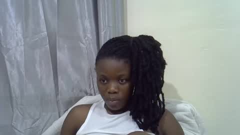 Snapshot of petite_melan chatting on November 19, 7:36 pm petite_melan online show from November 19, 7:36 pm