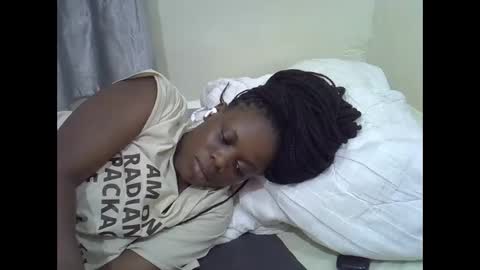 Snapshot of petite_melan chatting on December 4, 5:10 pm petite_melan online show from December 4, 5:10 pm