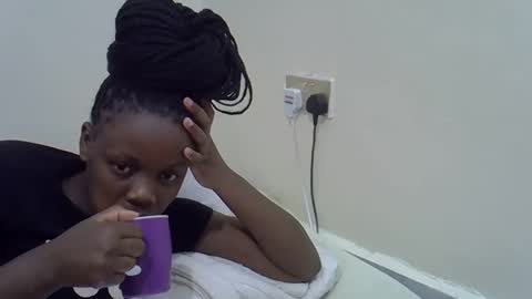 Snapshot of petite_melan chatting on December 16, 7:46 am petite_melan online show from December 16, 7:46 am