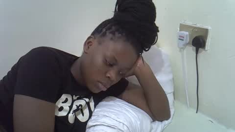 Snapshot of petite_melan chatting on December 17, 8:20 am petite_melan online show from December 17, 8:20 am