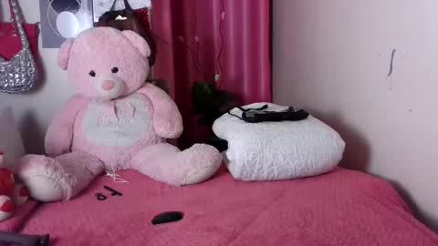 Snapshot of petite_princes chatting on April 6, 8:21 pm petite_princes online show from April 6, 8:21 pm