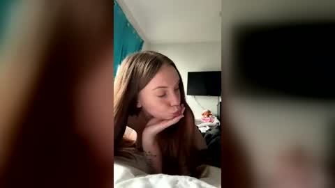 Snapshot of petitebbycakes chatting on June 27, 10:15 pm cutie pie online show from June 27, 10:15 pm