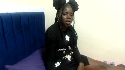 petitebeautyy online show from May 30, 2:47 pm