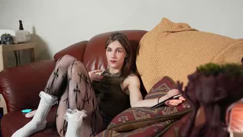 Snapshot of petitecut chatting on March 11, 2:21 am caracal online show from March 11, 2:21 am