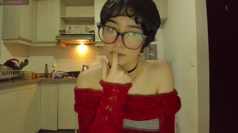 Snapshot of petitee_lunna chatting on February 9, 12:36 am Lunna online show from February 9, 12:36 am