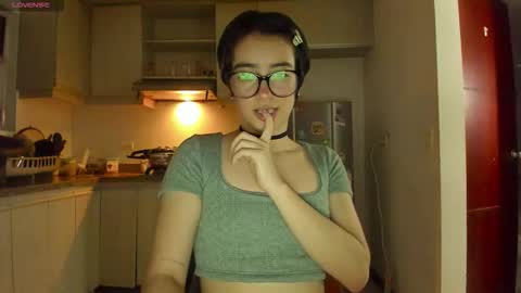 Snapshot of petitee_lunna chatting on February 14, 1:35 am Lunna online show from February 14, 1:35 am