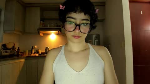 Snapshot of petitee_lunna chatting on February 27, 10:54 pm Lunna online show from February 27, 10:54 pm