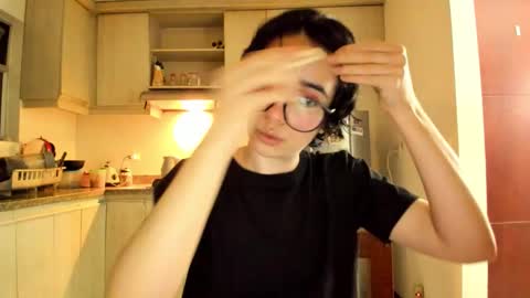 Snapshot of petitee_lunna chatting on March 21, 2:27 am Lunna online show from March 21, 2:27 am