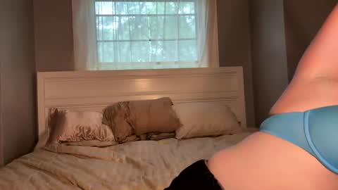 Snapshot of petitegirluvsdick chatting on July 3, 8:59 pm Bella online show from July 3, 8:59 pm