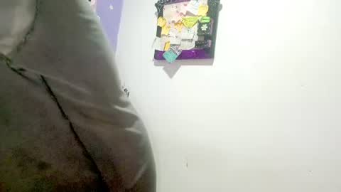 Snapshot of petiteivoryqueen chatting on August 3, 4:44 am danna online show from August 3, 4:44 am