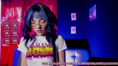 Snapshot of petitemila_ chatting on June 9, 6:41 pm Mila online show from June 9, 6:41 pm