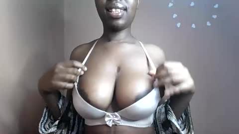 Snapshot of petitemomma76379 chatting on May 22, 7:26 am sexy chocolate online show from May 22, 7:26 am