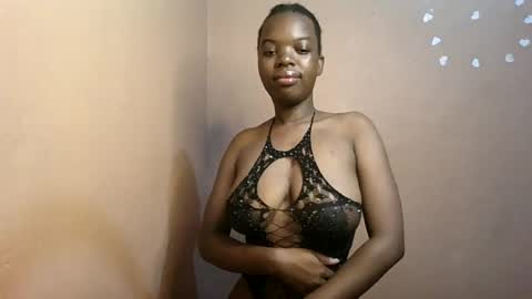 Snapshot of petitemomma76379 chatting on July 17, 4:41 am sexy chocolate online show from July 17, 4:41 am