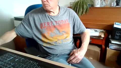 Snapshot of petitwilly chatting on June 2, 12:51 pm petitwilly online show from June 2, 12:51 pm