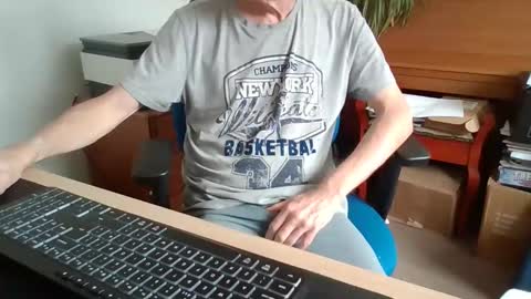 Snapshot of petitwilly chatting on June 5, 9:59 am petitwilly online show from June 5, 9:59 am