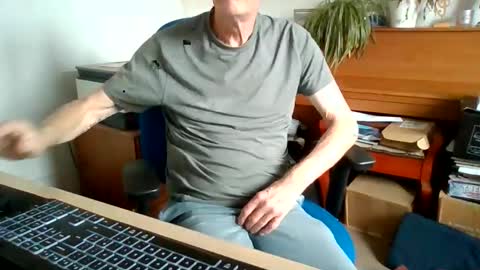 Snapshot of petitwilly chatting on June 8, 9:31 am petitwilly online show from June 8, 9:31 am