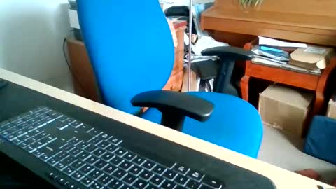 Snapshot of petitwilly chatting on June 11, 9:07 am petitwilly online show from June 11, 9:07 am