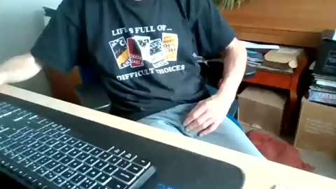 Snapshot of petitwilly chatting on June 15, 9:00 am petitwilly online show from June 15, 9:00 am
