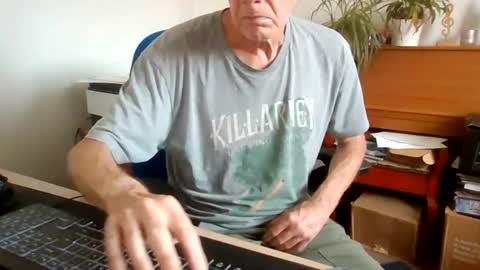 Snapshot of petitwilly chatting on July 15, 8:30 am petitwilly online show from July 15, 8:30 am