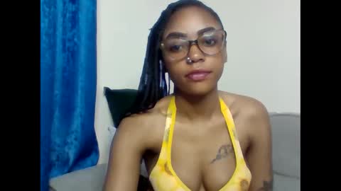 Snapshot of pettite_babe chatting on November 9, 2:21 am Arielle online show from November 9, 2:21 am
