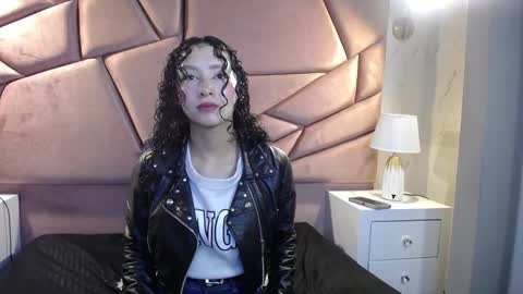 Snapshot of pettymoon chatting on October 18, 11:44 am Moon online show from October 18, 11:44 am