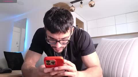 phantom_bigger1 online show from November 26, 1:56 pm