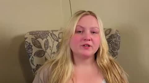 Snapshot of phatassblond chatting on June 19, 10:24 pm PhatAssBlond online show from June 19, 10:24 pm