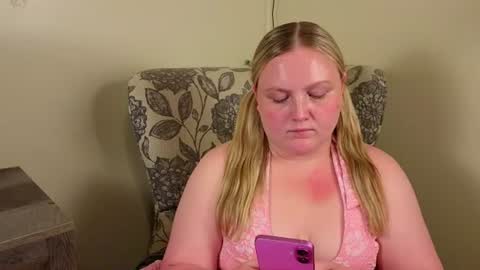 Snapshot of phatassblond chatting on July 8, 11:09 pm PhatAssBlond online show from July 8, 11:09 pm