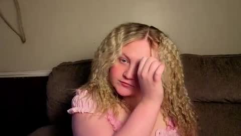 Snapshot of phatassblond chatting on July 20, 9:39 pm PhatAssBlond online show from July 20, 9:39 pm