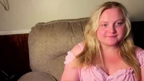 Snapshot of phatassblond chatting on July 31, 4:01 am PhatAssBlond online show from July 31, 4:01 am