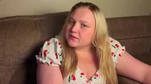 Snapshot of phatassblond chatting on August 2, 4:22 am PhatAssBlond online show from August 2, 4:22 am