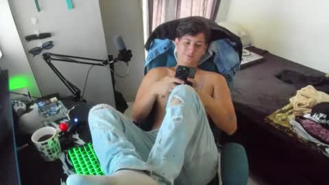 Snapshot of philip_dj chatting on February 17, 12:01 pm philip_dj online show from February 17, 12:01 pm