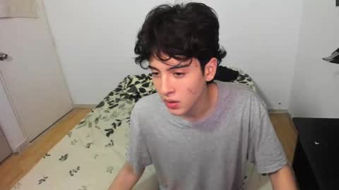 Snapshot of picaszomilos350 chatting on February 24, 7:06 am picaszomilos350 online show from February 24, 7:06 am