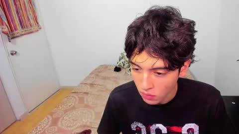 Snapshot of picaszomilos350 chatting on March 8, 6:39 am picaszomilos350 online show from March 8, 6:39 am