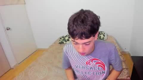 Snapshot of picaszomilos350 chatting on March 15, 7:03 am picaszomilos350 online show from March 15, 7:03 am