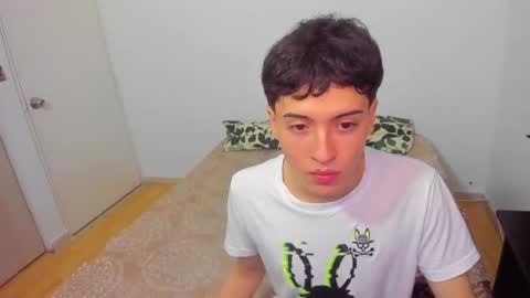 Snapshot of picaszomilos350 chatting on March 16, 3:01 am picaszomilos350 online show from March 16, 3:01 am