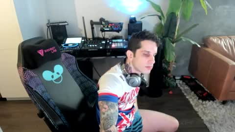 Snapshot of pierrefitch chatting on February 25, 11:33 pm Pierre Fitch online show from February 25, 11:33 pm