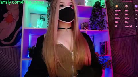 Snapshot of pika_pikaa chatting on March 1, 6:43 pm Sonya online show from March 1, 6:43 pm