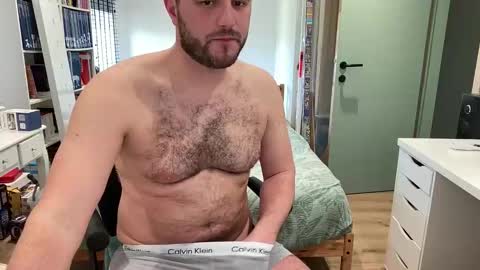 pilou online show from February 25, 12:15 pm