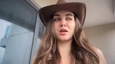 Snapshot of pingsonnenburg chatting on December 16, 2:16 am Susie online show from December 16, 2:16 am