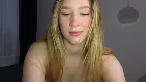 Snapshot of pink_rosee_ chatting on November 26, 3:29 am online show from November 26, 3:29 am