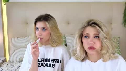 Snapshot of pinkadele chatting on November 20, 8:36 am Adele online show from November 20, 8:36 am