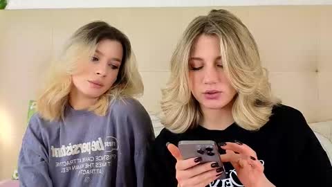 Snapshot of pinkadele chatting on December 18, 9:15 am Adele online show from December 18, 9:15 am