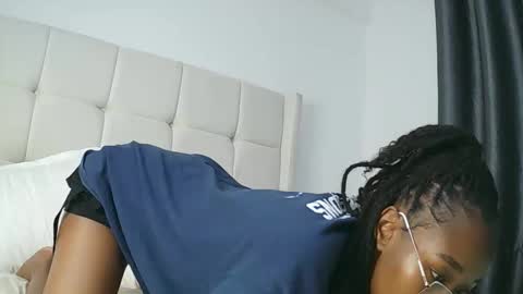 PinkyAura online show from January 18, 8:01 pm