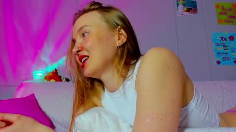 Snapshot of pinkk_lemonade chatting on May 16, 12:40 am Mila online show from May 16, 12:40 am