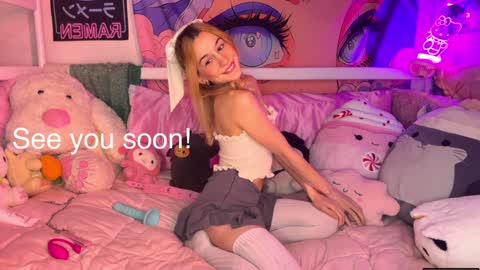 Snapshot of pinkocean3 chatting on December 9, 3:50 am Gwenie online show from December 9, 3:50 am