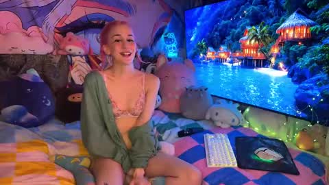 Snapshot of pinkocean3 chatting on March 10, 7:32 am Gwenie online show from March 10, 7:32 am