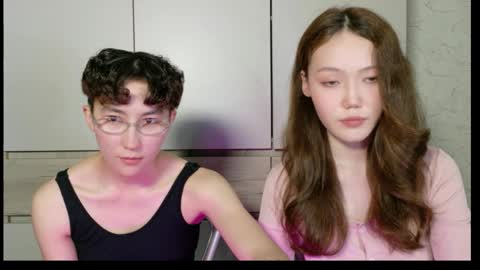 Snapshot of pinkylovers chatting on May 24, 4:34 pm Li long hair and Ru short hair online show from May 24, 4:34 pm