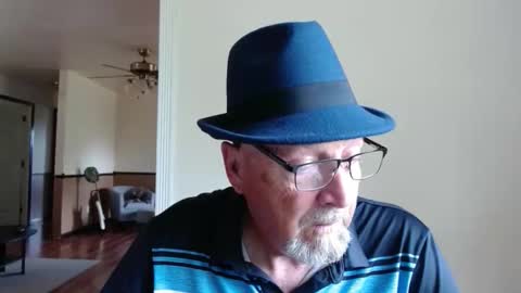 Snapshot of pipewizard chatting on May 10, 10:26 pm pipewizard online show from May 10, 10:26 pm