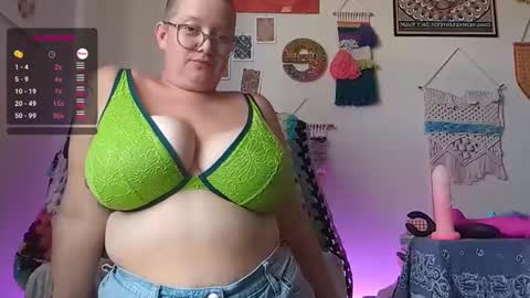 Em online show from December 10, 9:22 pm